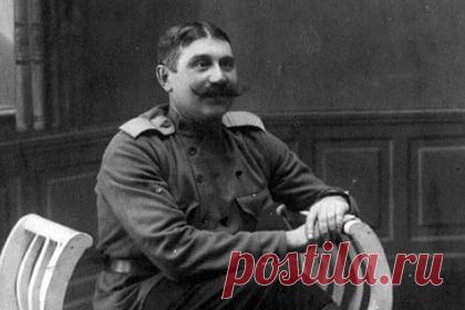 Коммунисты выступили против установки доски в память о деде Довлатова. Партия «Коммунисты России» выступили против плана общественного движения «Последний адрес» установить в Петербурге мемориальную доску в честь репрессированного деда писателя Сергея Довлатова. Лидер петербургского отделения партии Сергей Малинкович высказался против установки памятной доски.