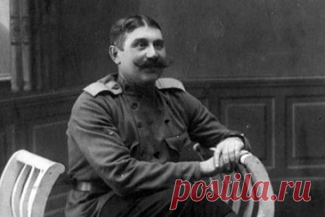 Коммунисты выступили против установки доски в память о деде Довлатова. Партия «Коммунисты России» выступили против плана общественного движения «Последний адрес» установить в Петербурге мемориальную доску в честь репрессированного деда писателя Сергея Довлатова. Лидер петербургского отделения партии Сергей Малинкович высказался против установки памятной доски.