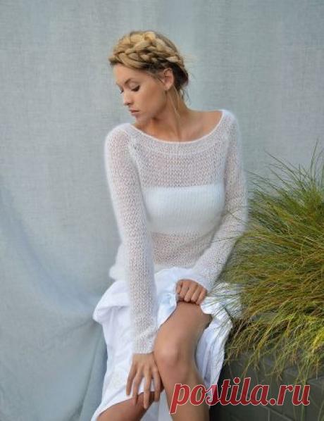 Вязание джемпера из мохера Ebb, Echoes Вязание джемпера из мохера со сменой спиц Ebb. Вязание спицами для женщин облегающего джемпера из тонкого мохера с нежной линией горловины и рукавом реглан выполняется рыхлым ажурным узором за счет смены спиц с обычной на толстую.