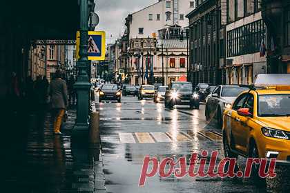 В Москве с карты уснувшего в такси айтишника купили 13 смартфонов iPhone. В Москве 34-летний айтишник Роман уснул в такси и утром обнаружил, что лишился 1,4 миллиона рублей. Когда мужчина добрался до дома, то обнаружил, что на его телефоне установлено приложение интернет-магазина Ozon. Также выяснилось, что посредством маркетплейса было заказано 13 смартфонов iPhone.