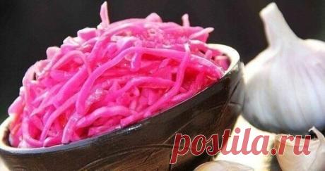 МАРИНОВАННАЯ КАПУСТА СО СВЕКЛОЙ 
Надеюсь, вам понравится этот быстрый рецепт приготовления наивкуснейшей капустки. 
Ингридиенты:: 
● капуста белокочанная - 2 кг; 
● свекла крупная - 1 шт.; 
● морковь - 2 шт.; 
● чеснок - 2-3 зубчика. 
Для маринада: 
● вода - 1 литр; 
● сахар - 120 г; 
● растительное масло - 100 мл; 
● уксус 9% - 150 мл; 
● соль - 2,5 ст. л.; 
● перец горошком - 4-5 шт.; 
● лавровый лист - 2-3 шт. 
ПРИГОТОВЛЕНИЕ: 
Капусту тонко нашинковать. Морковь и свёклу очистить и натерет