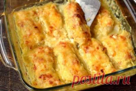 Рыба, приготовленная в духовке, — это всегда очень вкусное диетическое блюдо. В духовке можно запекать целую рыбу, кусочками или филе.
Ингредиенты:
Филе минтая – 500г.
Лук – 1-2шт.
Сыр – 50г.
Соль – по вкусу
Черный перец – по вкусу
Майонез – по вкусу
Приготовление:
Целые тушки минтая заранее разделайте на филе, удаляя кожицу и хребет. Также можно использовать уже готовое рыбное филе, предварительно его разморозив.
Филе нарежьте на небольшие порционные к...