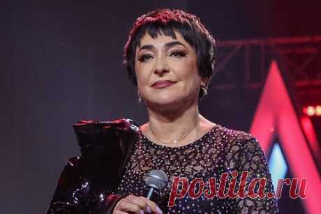Лолита рассказала о планах после отмены концертов. Эстрадная певица Лолита рассказала, чем она планирует заняться вместо отмененных выступлений. По словам артистки, в освободившееся время она планирует убрать квартиру. «Я — пенсионерка, привыкаю быть домохозяйкой. Еще скоро весна, кусты надо подрезать», — поделилась она.