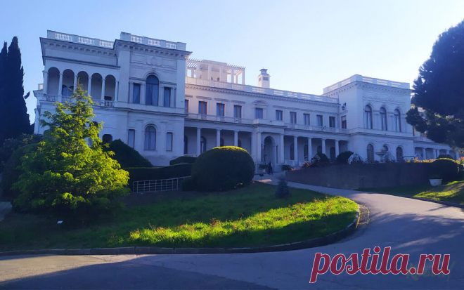 Ливадийский дворец в Ялте |
Ливадийский дворец одна из жемчужин Крыма, находится в поселке Ливадия возле Ялты. Уникальный памятник архитектуры, сохранившийся до наших дней. Расположен между горами и морем на территории парка площадью 46 га. Ко всему прочему, дворец более 50 лет являлся летней резиденцией семьи Романовых.