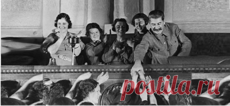 Сталин И.В. и Лия Ахеджакова! Чудинова: У меня странный вопрос про Сталина. В Википедии написано, что, будучи маленькой, вы написали письмо Сталину. Это так? Ахеджакова:..У меня мама умирала от туберкулеза, и тетя умирала. И мне учительница в пятом классе сказала, чтобы я написала Сталину, потому что говорили, что появилось...