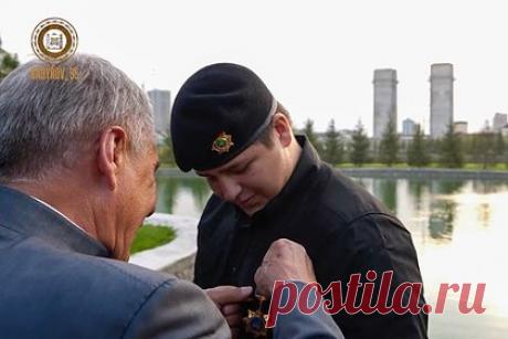 Сына Кадырова наградили орденом Татарстана. Ранее там раскритиковали его за избиение поджигателя Корана, но извинились. Адаму Кадырову, 15-летнему сыну главы Чечни Рамзана Кадырова, наградили вторым по значимости орденом Татарстана — орденом «Дуслык». Награду для Кадырова-младшего передал глава Татарстана Рустам Минниханов. Ранее в регионе критиковали сына Кадырова, но позже извинялись.