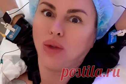 45-летняя Анна Семенович раскрыла секрет молодости. Бывшая солистка поп-группы «Блестящие» Анна Семенович раскрыла секрет молодости на новом видео. На размещенных кадрах 45-летняя исполнительница предстала, лежа на кушетке в медицинской шапке в кабинете косметолога. Звезда рассказала, что намерена сделать вакуумную чистку лица и процедуру BBL.