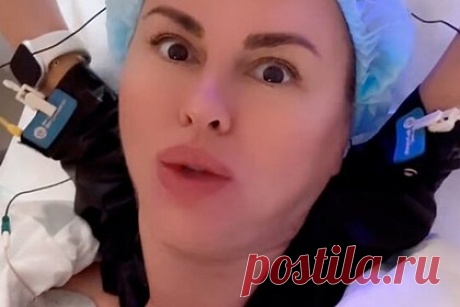 45-летняя Анна Семенович раскрыла секрет молодости. Бывшая солистка поп-группы «Блестящие» Анна Семенович раскрыла секрет молодости на новом видео. На размещенных кадрах 45-летняя исполнительница предстала, лежа на кушетке в медицинской шапке в кабинете косметолога. Звезда рассказала, что намерена сделать вакуумную чистку лица и процедуру BBL.