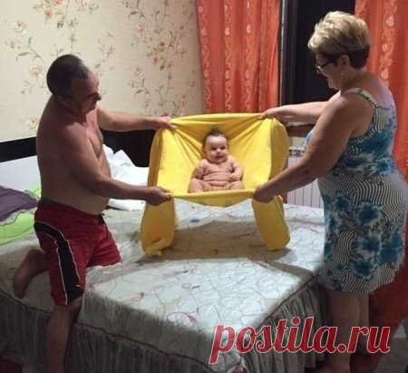 - Домой?... Не, мамуль, я не еду, у бабули с дедулей веселей! 
Я тут ЦАРЬ!!!