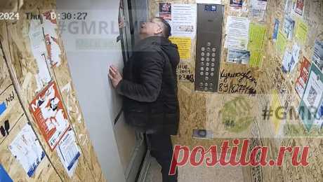 Россиянин застрял в лифте и разобрал его, чтобы выбраться. В Краснодаре мужчина застрял в лифте и смог выбраться из него разобрав конструкцию. Об этом сообщает Telegram-канал GMRLIVE. Инцидент произошел в многоэтажном доме на проспекте Писателя Знаменского. Как долго россиянин находился в кабине, ...