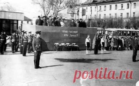 Старый Солнечногорск Игра Зарница- построение в центре города для приветствия и парада  70-е годы
Евгений Крупчатников