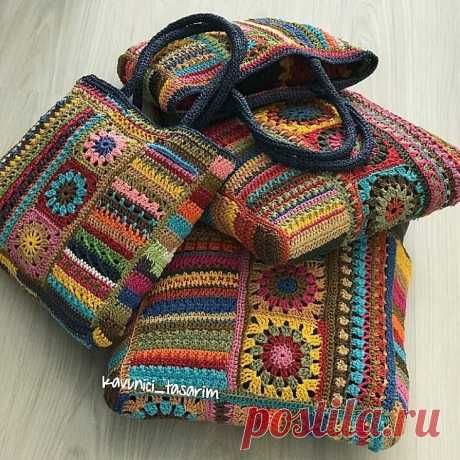 İyi haftalar olsun😊. Korona günlerinde canta biriktiriyorum mecburen, çok  sevdigimiz toplu fotografları da çekebiliyoruz bahaneyle. Kalın sağlıcakla. 400-500gr Kagitip . 3mm tığ. Sap yapım videosu youtube kanalimda mevcut.
.
.
.
.
.
.
.
.
.
.
.
.
.
#bolsa#bolso#örgüçanta#totebag#kağıtipçanta#crochetbag#вязание #сетчатый#bohemianstyle #tasche#beachbag#fashion#raffiabag#paperyarn#knittingbag#сетка#bohobag