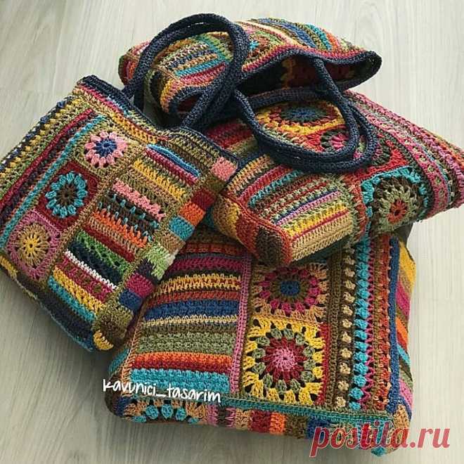 İyi haftalar olsun😊. Korona günlerinde canta biriktiriyorum mecburen, çok  sevdigimiz toplu fotografları da çekebiliyoruz bahaneyle. Kalın sağlıcakla. 400-500gr Kagitip . 3mm tığ. Sap yapım videosu youtube kanalimda mevcut.
.
.
.
.
.
.
.
.
.
.
.
.
.
#bolsa#bolso#örgüçanta#totebag#kağıtipçanta#crochetbag#вязание #сетчатый#bohemianstyle #tasche#beachbag#fashion#raffiabag#paperyarn#knittingbag#сетка#bohobag