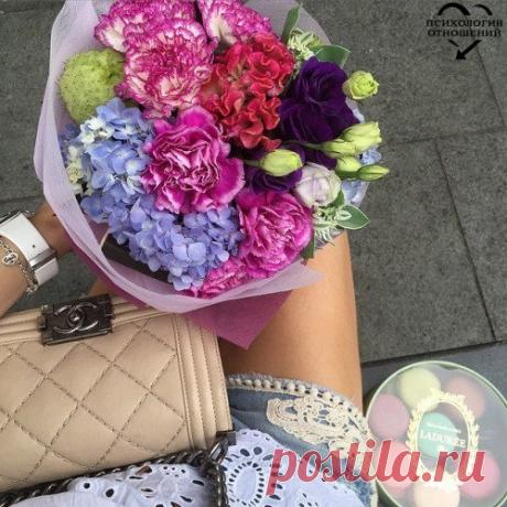 Никогда не плачь из-за человека, который сделал тебе больно. Просто улыбнись и скажи: &quot;Спасибо за возможность стать счастливее с другим&quot;.