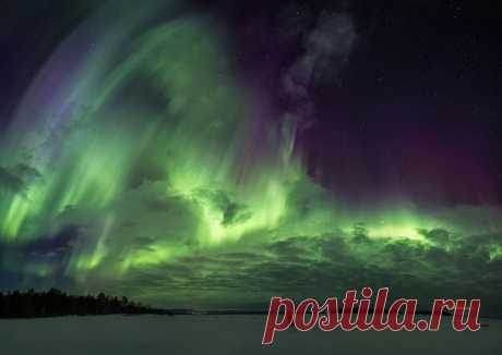 «Космический шторм». Около города Кандалакша. Автор фото — Игорь Прозоров: nat-geo.ru/photo/user/38176/ Хороших выходных!