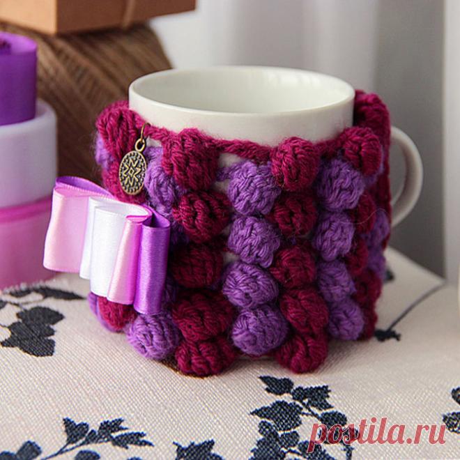 Как связать чехол на кружку крючком Чехол на кружку крючком - отличная идея для подарка на 8 марта своими руками. Связать чехол на кружку можно довольно быстро, что в условиях занятых будней немаловажно. Всего несколько часов - и подарок готов! Ниже вы найдете мастер-классы по вязанию симпатичных чехлов на кружку крючком.