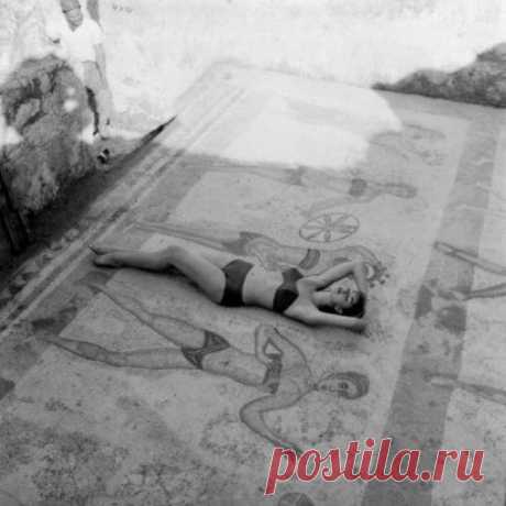 Бикини от Emilio Pucci, 1955 г.
Модель в бикини позирует, лежа на знаменитой древнеримской мозаике. Снимок призван показать, что спустя 17 столетий мода вернулась на круги своя, преодолев все неоправданные морально-религиозные запреты.