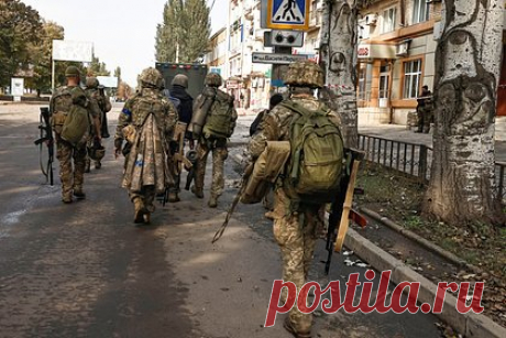 Стало известно о планах Киева разместить бойцов ВСУ в школах и детсадах с детьми. Военные и гражданские власти Украины намерены размещать военнослужащих в школах и детсадах. По словам источника РИА Новости, одновременно с этим в образовательных учреждениях планируется организовать дополнительные занятия, чтобы дети также находились в тех же зданиях.