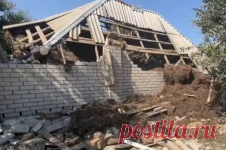 В результате ракетного удара по жилому сектору Геническа погибли 2 человека. Одноэтажный жилой дом получил значительные разрушения.