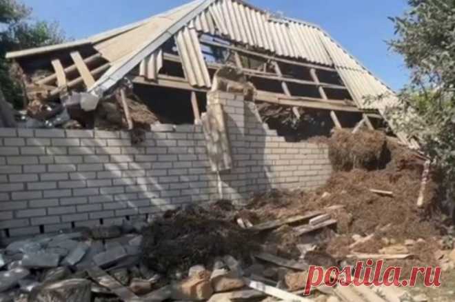 В результате ракетного удара по жилому сектору Геническа погибли 2 человека. Одноэтажный жилой дом получил значительные разрушения.