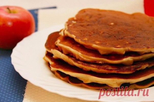 Панкейки с творогом и яблоком

Мука — 3/4 стакана
Яблоко — 1 шт.
Творог — 200 г
Молоко — 1 стакан
Соль — 1/4 ч. л.
Яйцо — 1 шт.
Сахар — 2 ст. л.
Разрыхлитель — 1 ч. л.

1. Подготовьте ингредиенты.
2. Разотрите сахар, яйцо и творог.
3. Добавьте 3/4 стакана молока, затем постепенно добавляйте муку с разрыхлителем и солью. Тщательно смешайте, лучше миксером.
4. Яблоко режем мелкими-мелкими кубиками.
5. И добавляем в тесто, осторожно размешиваем. #Тесто должно быть густоты оче...