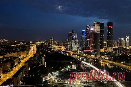 Переехавшая в Канаду 20 лет назад эмигрантка назвала пять плюсов жизни в России. Российская эмигрантка, переехавшая в Канаду 20 лет назад, вернулась на родину и назвала пять плюсов жизни в РФ. Своим мнением Таисия поделилась с автором блога «Лайк Трэвел Путешествия». Сравнивая Монреаль и Москву, она подчеркнула, что жизнь в канадском городе однообразная и скучная.