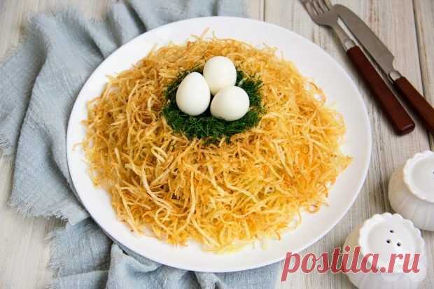 Салат «Гнездо глухаря» с языком и солеными огурцами