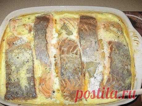 Рыба, запеченная в сметане 🤗Вы должны это попробовать!!! Я всегда думала что пробовала вкусную рыбку... но нет, этот вкус я долго не забуду 🤩
Ингредиенты:
 2 кг рыбы (хек, минтай,судак и т.д.)
 3 головки лука
 2 яйца
 150 г сыра твердых сортов
 400 г сметаны
 растительное масло
 мука
 маленький пучок укропа
 специи, соль и горчица по вкусу
Приготовление:
1. Рыбу помыть, почистить, нарезать небольшими кусочками.
2. Сделать панировку: в плоское блюдо насыпать муку, соль, сп