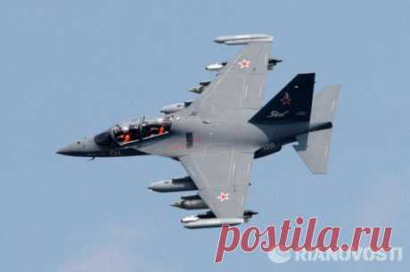 Российский учебный истребитель Як-130, «крошечный самолет с возмутительным количеством вооружения», способен вскружить голову, пишет журнал The Week: «Потому что он явно представляет собой нечто большее, чем просто учебный самолет»: https://ria.ru/world/20150611/1069461180.html © РИА Новости. Антон Денисов