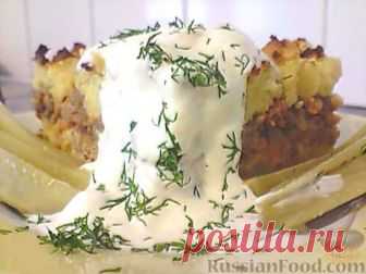 Рецепт:  Картофельная запеканка – рецепт несложного в приготовлении, но вкусного блюда на каждый день. У меня запеканка картофельная с фаршем, но начинку можно менять на любой вкус.

Продукты
Картофель - 1-1,5 кг
Фарш (свиной) - 0,5 кг
Морковь средняя - 2-3 шт.
Лук репчатый небольшой - 2-3 шт.
Грибы - 300 г
Сыр плавленый - 200 г
Яйца - 4-6 шт.
Соль
Перец
Приправа универсальная (по желанию)