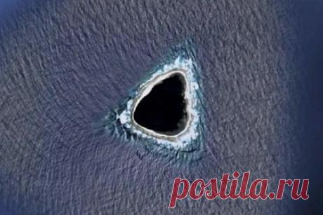 На картах Google заметили «загадочную черную дыру». Пользователь обнаружил «загадочную черную дыру» на картах Google и разместил соответствующий скриншот на сайте Reddit. «Что это такое? Это совсем не похоже на остров», — написал автор поста. По мнению одного из комментаторов, на изображении запечатлен Бермудский треугольник.