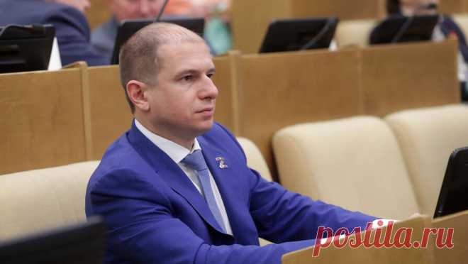 После запроса депутата Романова полиция возбудила дело из-за повреждения дома на Фонтанке. После депутатского запроса первого заместителя председателя комитета Госдумы по контролю в адрес главы МВД РФ Владимира Колокольцева возбуждено уголовное дело по факту повреждения здания-памятника Сберкассы Госбанка на набережной реки ...