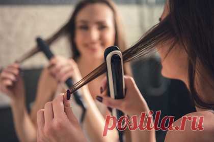 Парикмахер раскрыл опасность лайфхаков из TikTok для волос. Сотрудник лондонского салона красоты The Bohemians раскрыл опасность лайфхаков из TikTok для волос. Сальваторе Лерна отметил, что пользователи соцсети начали массово наносить на выпрямитель духи, чтобы во время укладки волосы приобрели другой оттенок. Эксперт подчеркнул, что это может навредить прядям.