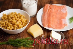 Паста с семгой в сливочном соусе 
Ингредиенты: 
Паста (ракушки или пенне) — 5 горстей 
Семга (филе) — 250 г 
Сливки молочные 33%-й жирности — 1 стак. 
Укроп — 1 веточка 
Чеснок — 1 зубчик 
Масло сливочное — 25 г 
Пармезан — 50 г 
1. Поставить пасту вариться. Пока варится паста, филе семги порезать на квадратики толщиной 1,5 см. 
2. Чеснок мелко порубить. В сотейнике растопить сливочное масло и влить к нему немного подсолнечного. Положить в сотейник чеснок и, обжарив его 30 секунд, добавить се