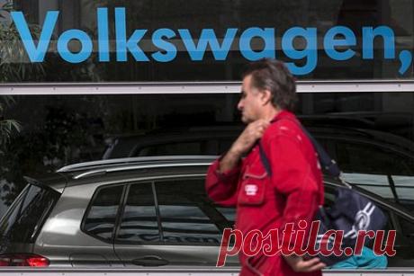 Производитель автомобилей откажется от сенсорных кнопок. Volkswagen перестанет выпускать автомобили с сенсорным управлением на руле из-за жалоб потребителей. По словам топ-менеджера немецкого автоконцерна, сенсорные кнопки исчезнут с рулевого колеса машин, производимых корпорацией. Размещенные на руле емкостные сенсорные дисплеи не нравились потребителям.
