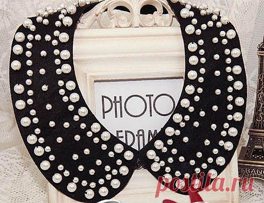 накладной воротник с вышивкой, Черный цвет.

Спереди застежка на крючок и петлю.