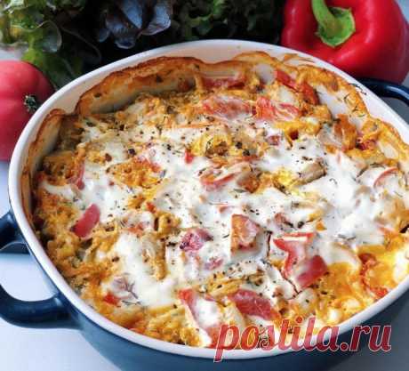 Вкуснейшая рыбная запеканка Бомбически вкусно, рыбка просто тает во рту!Ингредиенты: 500 гр филе любой белой рыбы 2 средних помидора 1 болгарский перец Луковица Морковь Пучок укропа Зубчик чеснока 200 гр сметаны Соль, перец по вкусуПриготовление: Нарезать мелко лук,...