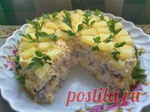 Куриный салат с ананасом. Очень сочный  и вкусный салат который обожают дети, ведь в нем нет  не лука, не остроты. Куриный салат с ананасом полезно  кушать в любое время года.