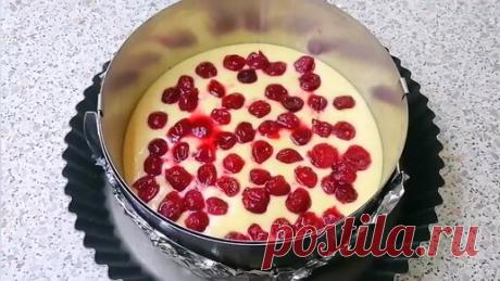 Ингредиенты Яйцо-3шт Сахар-130гр Ванилин Сливочное масла-120гр Мука-200-220гр Разрыхлитель-1ч.л Вишня или любые другие ягоды и фрукты -…