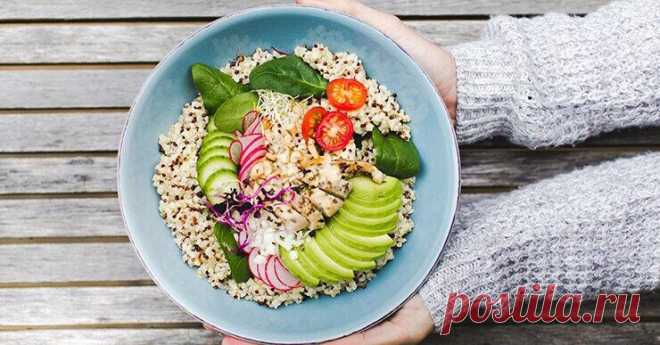 Меняй тарелки! 7 правил питания, чтобы убрать лишние килограммы

Многие привыкли накладывать на тарелку больше, чем нужно. На одних повлияли старшие родственники, другие поддались воздействию общества. Кроме того, не стоит забывать, что желудок передает сигнал о насыщении через 20 минут после приема пищи.

Очевидно, что за это время можно успеть съесть большую тарелку вкусностей, когда можно было обойтись средней.

Со временем люди так привыкают есть столько, сколько лежит...