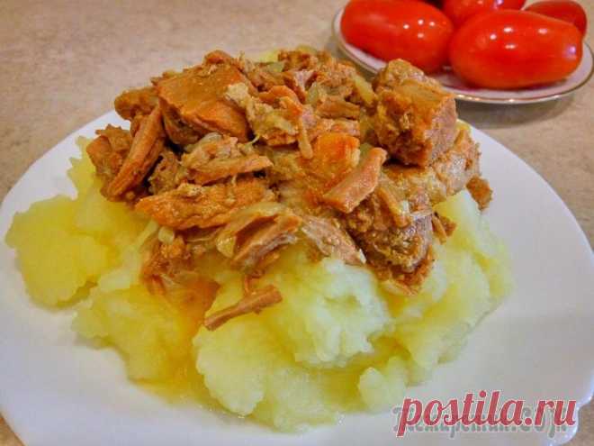 Нежное и сочное томленое мясо Обожаю готовить свинину по даному рецепту. Мясо получается сочным, нежным. Оно в буквальном смысле тает во рту. Подходит к любому гарниру.Ингредиенты- 1 кг свинины- 3 репчатых лука- 2 зубчика чеснока-...