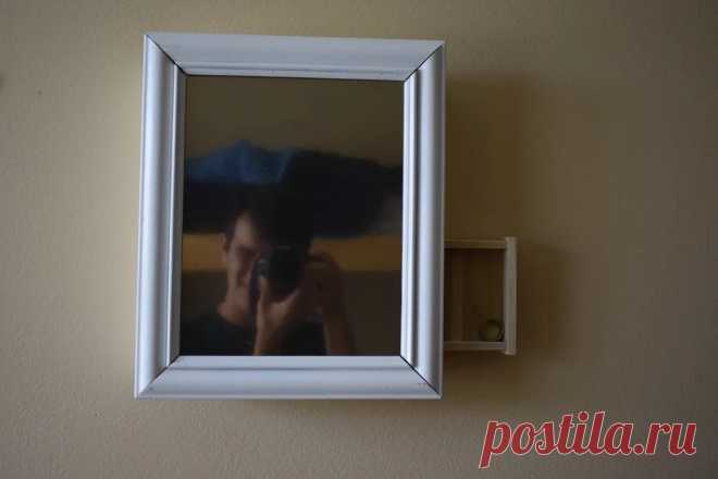 Зеркало со скрытым отсеком который открывается при расспозновании лица Это зеркало было сделано мастером специально для конкурса. Зеркало имеет секретное отделение и когда в него (зеркало) посмотрит определенный человек, то отсек открывается.Инструменты и материалы:-Доска;-Деревянная рамка;-Баллончик с краской;-Зеркальная пленка;-Средство для чистки стекол и