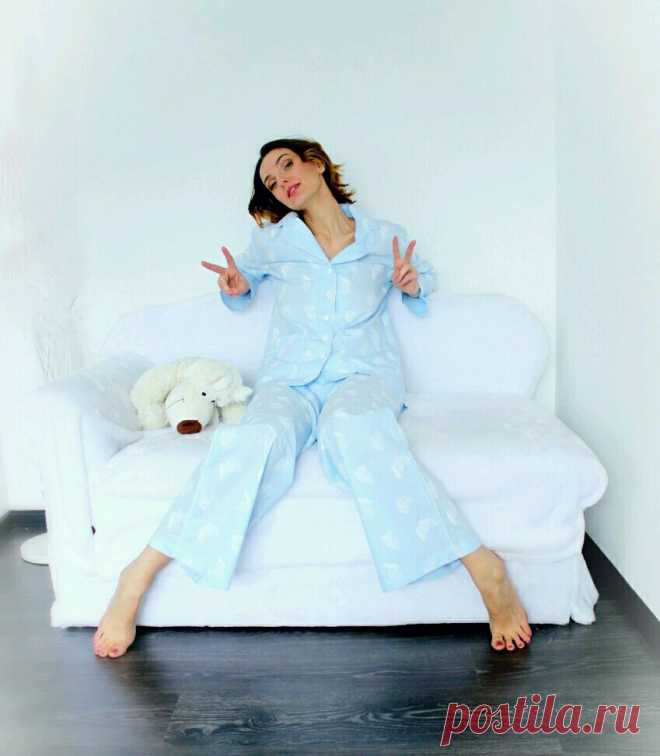 Вот такую ,вот ,вам субботнюю утреннюю негу...как же прекрасно поваляться в выходные дома на диванчике..
....а если ты еще в облаке невесомой и комфортной хлопковости сатина...да еще и с такими нежными пёрышке на небесном голубом цвете..ощущения парения под облаками-гарантированы...