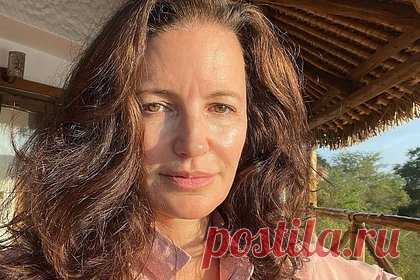 59-летняя звезда «Секса в большом городе» показала внешность без макияжа. Американская актриса Кристин Дэвис показала внешность без макияжа на новом фото. 59-летняя звезда сериала «Секс в большом городе» предстала на фоне дома и деревьев в бордовом топе с глубоким декольте, которое частично обнажало ее грудь, и розовой расстегнутой рубашке. При этом знаменитость распустила волосы.