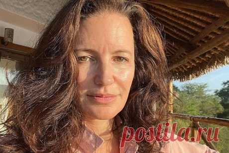 59-летняя звезда «Секса в большом городе» показала внешность без макияжа. Американская актриса Кристин Дэвис показала внешность без макияжа на новом фото. 59-летняя звезда сериала «Секс в большом городе» предстала на фоне дома и деревьев в бордовом топе с глубоким декольте, которое частично обнажало ее грудь, и розовой расстегнутой рубашке. При этом знаменитость распустила волосы.
