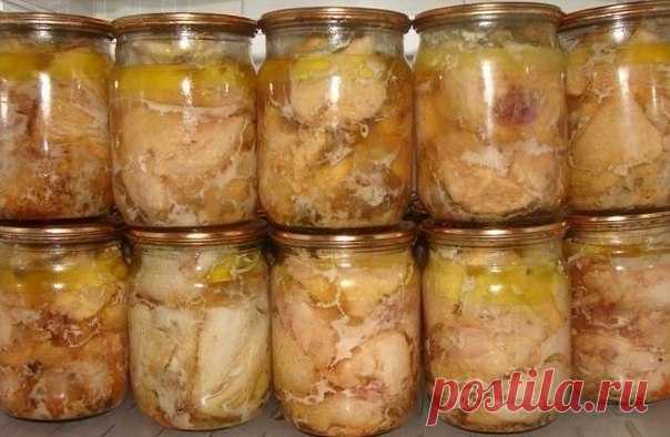 Вкуснейшая домашняя тушенка из курицы 

Ингредиенты: 
-Курица- 2000 граммов 
-Перец черный горошек- 20 штук 
-Соль- 20 граммов 
-Лавровый лист- 4 штуки 

Приготовление: 
С мяса курицы снимаем кожу, нарезаем мелкими кусочками, отделаем мяско от костей, укладываем в кастрюльку, солим, перчим, используем любые приправы, которые вам нравятся. Ставим кастрюльку с мяском минут на 40 в холодильник. 

Банки тщательно стерилизуем. 

Укладываем по 10 перчинок горошком и по 2 лавровы...