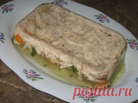 Куриный холодец
Ингредиенты:
- 1 большая курица. Можно добавить пару окорочков. 
- 1 морковь
- 1 лук репчатый 
- 2 лавровых листа
- 6-8 шт перца черного горошком
- 4 шт перца душистого горошком
- стебли петрушки и укропа
- 1 головка чеснока
- соль
- 2 пачки по 20 гр желатина