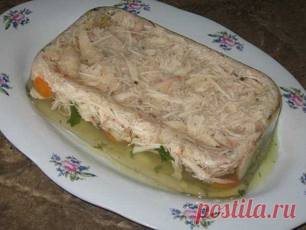 Куриный холодец
Ингредиенты:
- 1 большая курица. Можно добавить пару окорочков. 
- 1 морковь
- 1 лук репчатый 
- 2 лавровых листа
- 6-8 шт перца черного горошком
- 4 шт перца душистого горошком
- стебли петрушки и укропа
- 1 головка чеснока
- соль
- 2 пачки по 20 гр желатина