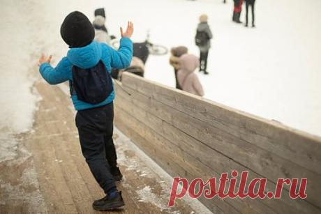 В Подмосковье ребенок напоролся на саморез на горке. В подмосковном Лосино-Петровском ребенок напоролся на саморез во время катания на горке на детской площадке, однако в местной администрации видео инцидента сочли подставным. Согласно информации из чатов, жители ранее уже жаловались на неудовлетворительное состояние горки, но проблему не решали.