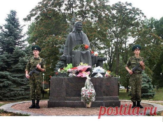 На больших руках усталой матери
Умирал её последний сын.
Полевые ветры тихо гладили
Серебристый лен его седин.
Гимнастёрка с воротом распахнутым
Задубела пятнами на нём.
Из тяжелых ран
В сырую пахоту
Опадала кровь его огнём.
— Я ль тебя, сыночек, не лелеяла,
Я ль тебя, родной, не берегла?..
Ясны очи,
Кудри эти белые,
Силу богатырскую дала.
Думала — сойдутся в жизни праздники…
Ты последней радостью мне был!
А теперь твои закрылись глазоньки,
Белый свет в ресницах
Стал не мил. —
Увидав её слезинку